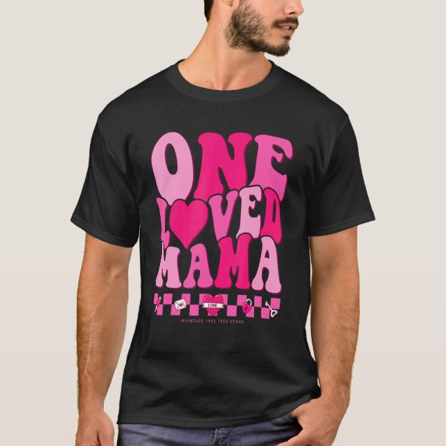 Camiseta Retro Groovy One Loved Mama Valnetines Day Hearts (Frente)