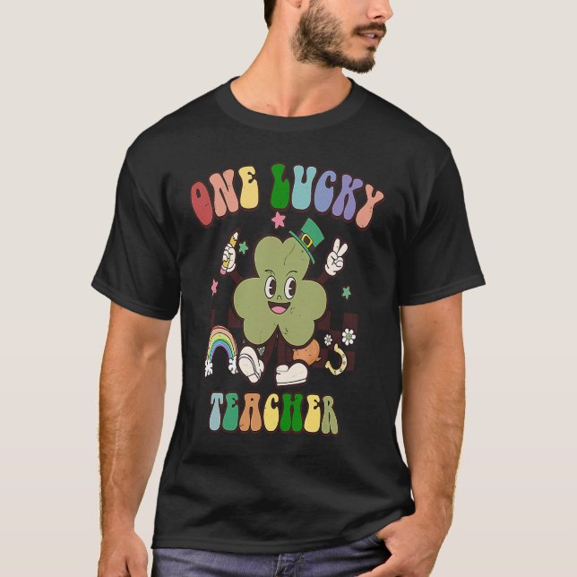 Camiseta Retro Groovy One Lucky Teacher C Shamrock Irish Ir (Frente)
