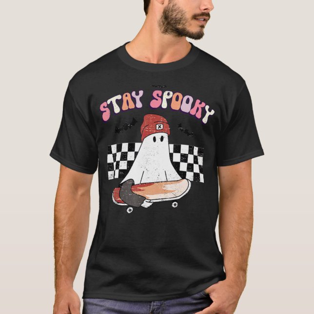 Camiseta Retro Groovy Permaneça Spooky Ghost Ghost Skateboa (Frente)