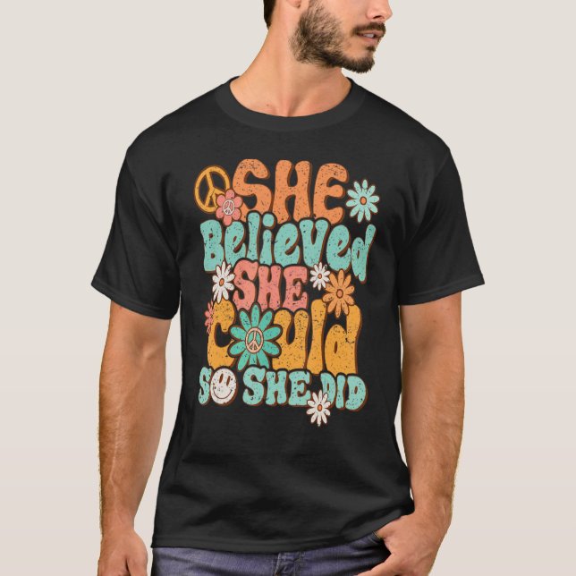 Camiseta Retro Groovy She Believed She Could So That She Di (Frente)