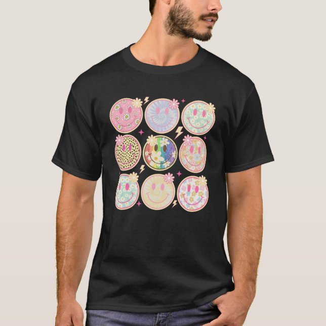Camiseta Retro Groovy Smile Face Flower Happy Face Checkere (Frente)