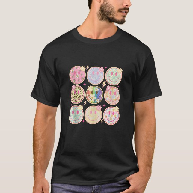 Camiseta Retro Groovy Smile Face Flower Happy Face Checkere (Frente)