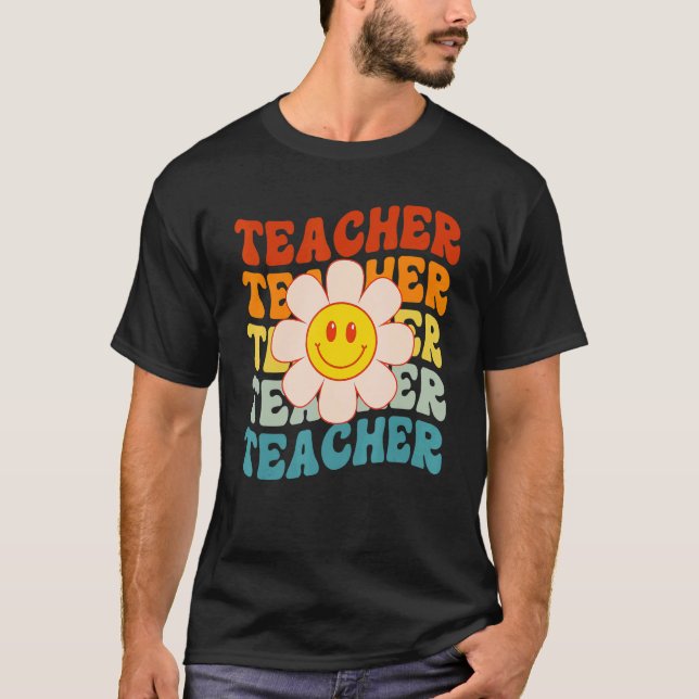 Camiseta Retro Groovy Teacher Happy Face Cute Daisy Flower  (Frente)
