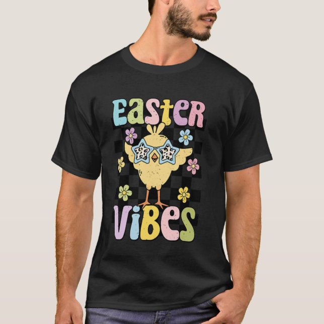 Camiseta Retro Groovy Vibes de Páscoa Frango Xadrez Mulhere (Frente)