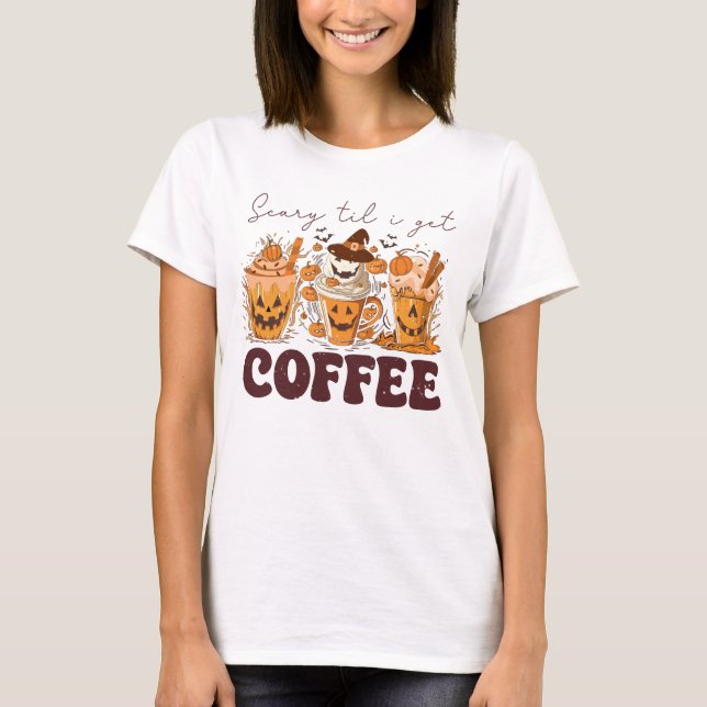 Camiseta Retro Halloween Assustado Até Eu Pegar Café (Frente)