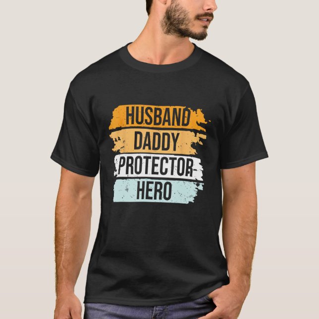 Camiseta Retro Husband Daddy Protector Hero Father s Day Fo (Frente)
