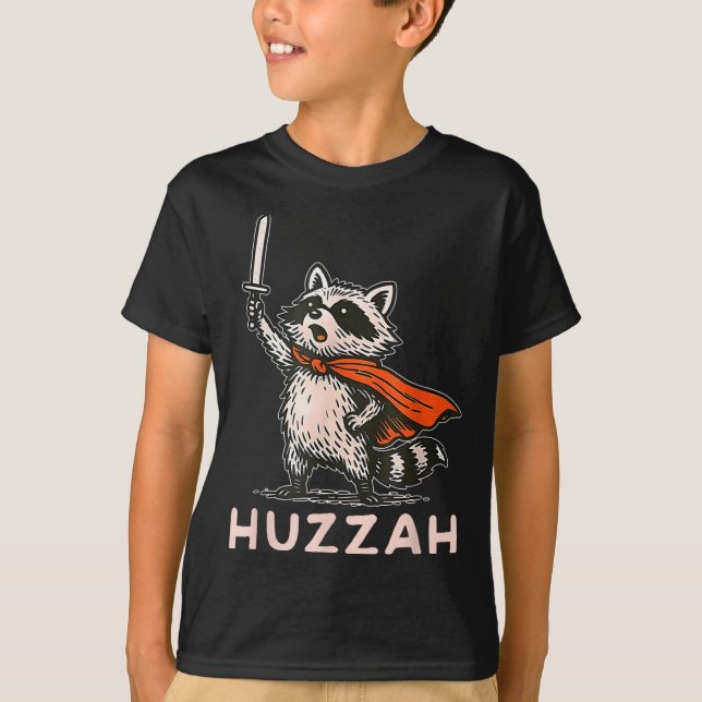 Camiseta Retro Huzzah Raccoon Knight Funny Sword Meme Quote (Frente)