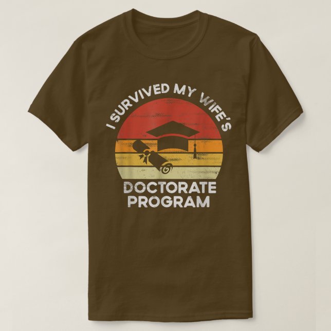 Camiseta Retro I survived MY wife's Doctorate Program PhDs  (Frente do Design)