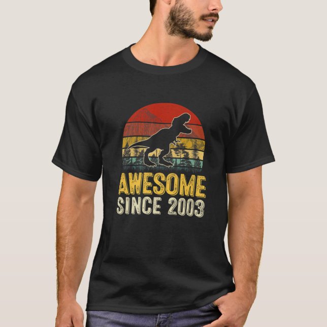 Camiseta Retro Incrível Desde 2003 Menino Dinossauro T Rex  (Frente)