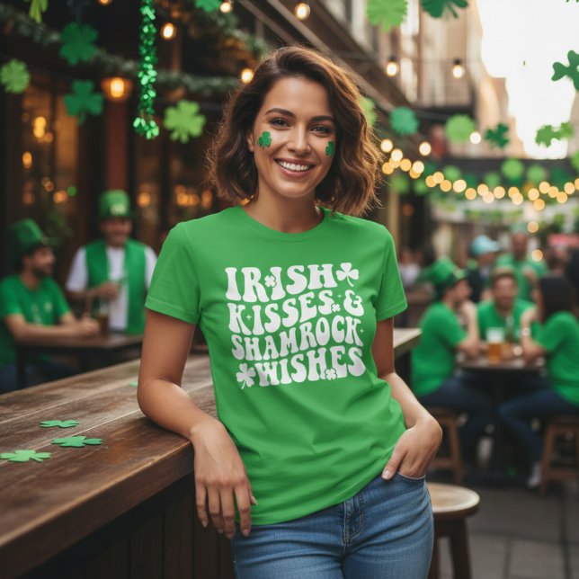 Camiseta Retro Irish Kisses & Shamrock deseja verde e branc (Retro Irish Kisses & Shamrock Wishes Green & White T-Shirt)