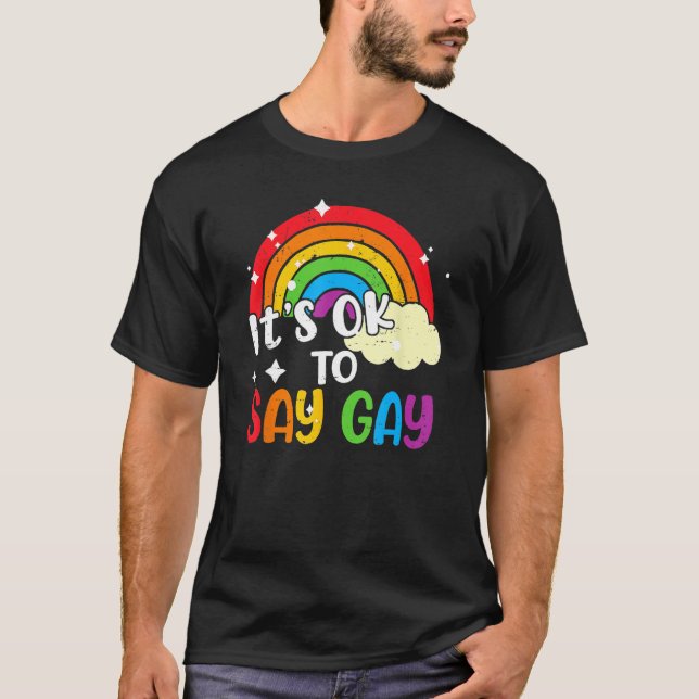 Camiseta Retro Its Ok To Say Gay Rainbow LGBT Lesbian Trans (Frente)