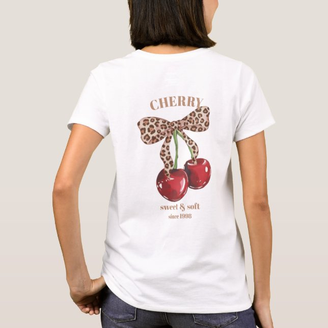 Camiseta Retro Leopard Bow Cherry Sweet & Soft Since Slogan (Verso)