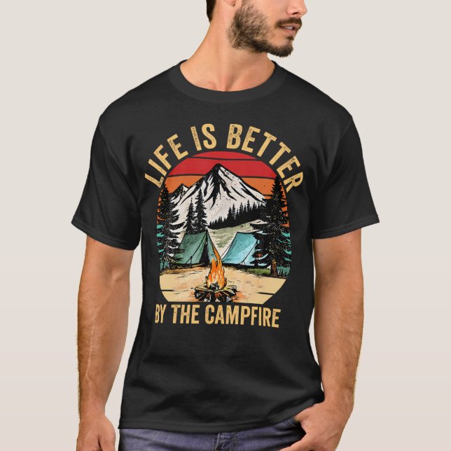 Camiseta Retro Life Is Better At The Campfire Funny Camping (Frente)