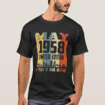 Camiseta Retro Maio De 1958 Engraçado 64º Aniversário<br><div class="desc">Esta é a camiseta perfeita como presente de aniversário de Pai,  presente de Dia de os pais,  presente de aniversário de mãe,  presente de aniversário de mãe,  avó,  avó,  mamãe,  tia,  pai,  pai,  avô,  tio,  amigos que têm um sentido único de estilo.</div>
