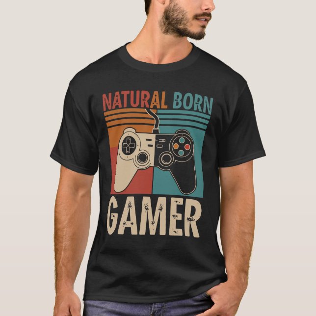 Camiseta Retro Natural Born Gamer Funny (Frente)