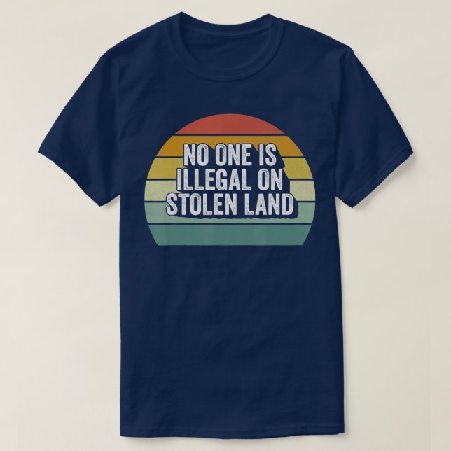 Camiseta Retro Ninguém É Ilegal Na Terra Roubada Imigrante  (Frente do Design)