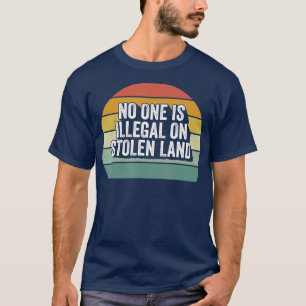 Camiseta Retro Ninguém É Ilegal Na Terra Roubada Imigrante