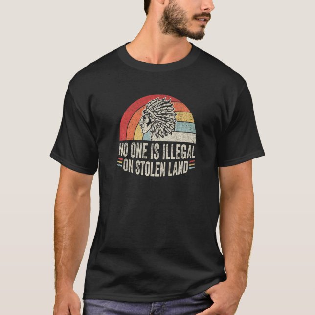 Camiseta Retro Ninguém É Ilegal No Indígenas Roubado (Frente)