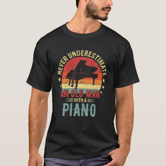 Camiseta Retro Nunca Subestime O Velho Com Uma Pla De Piano (Frente)