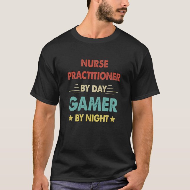 Camiseta Retro Nurse Practitioner By Day Gamer By Night (Frente)