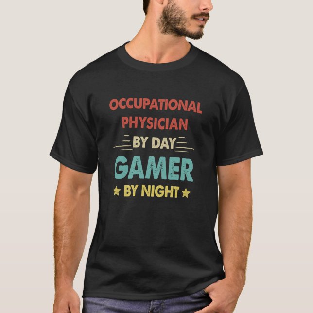 Camiseta Retro Occupational Physician By Day Gamer By Night (Frente)