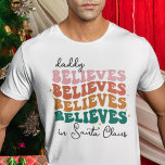 Camiseta Retro pai acredita na família natalícia Santa Clau<br><div class="desc">Com seu estilo de fonte retrô e cores vibrantes,  estas t-shirts de Natal trazem uma vibração alegre às suas festividades. O texto diz "Pai acredita em Papai Noel"</div>