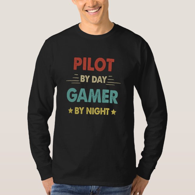 Camiseta Retro Pilot By Day Gamer By Night (Frente)