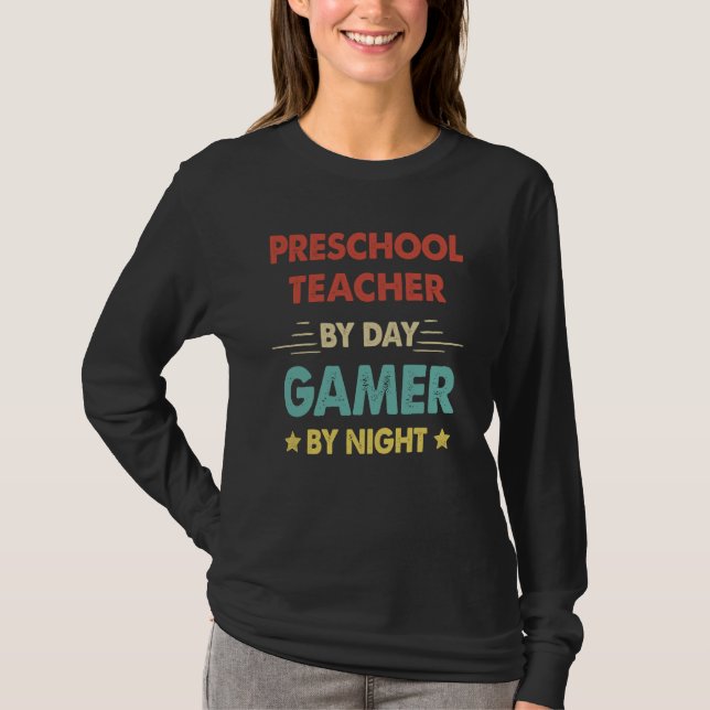Camiseta Retro Preschool Teacher By Day Gamer By Night (Frente)