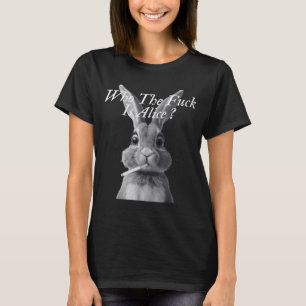 Camiseta Retro Quem Diabos é Alice Coelho Divertido