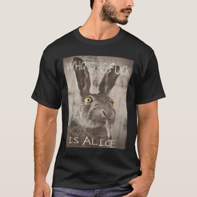 Camiseta Retro Quem É O Pé É O Coelho Engraçado Da Alice (Frente)