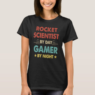 Camiseta Retro Rocket Scientist Por Day Gamer Por Noite