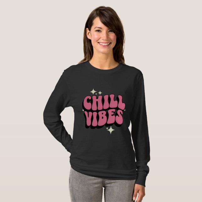 Camiseta Retro Rosa "Chill Vibes" (Frente Completa)