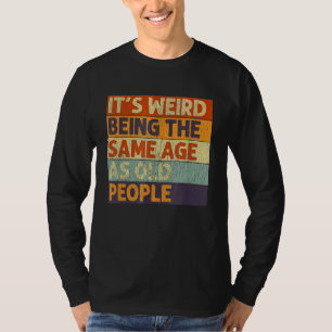Camiseta Retro Sarcástico É Estranho Ter a Mesma Idade Que