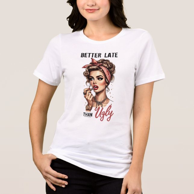 Camiseta Retro Sassy - Melhor Tarde do que Feia (Frente)
