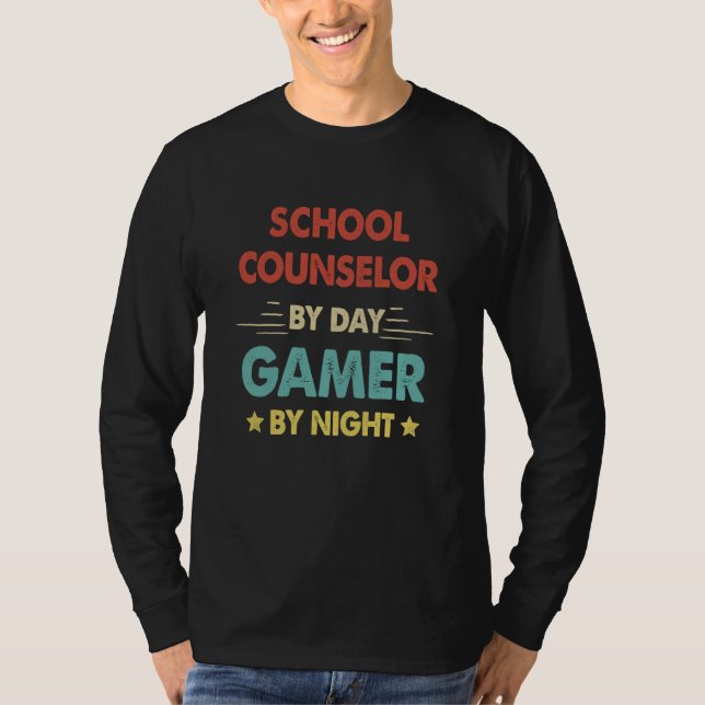 Camiseta Retro School Counselor By Day Gamer By Night (Frente)