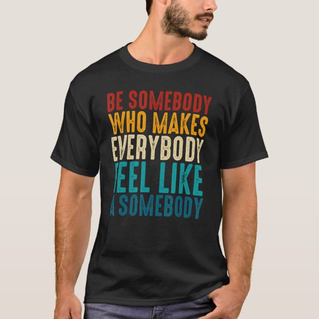 Camiseta Retro Ser Alguém Que Faz Todos Sentirem-Se Como Um (Frente)
