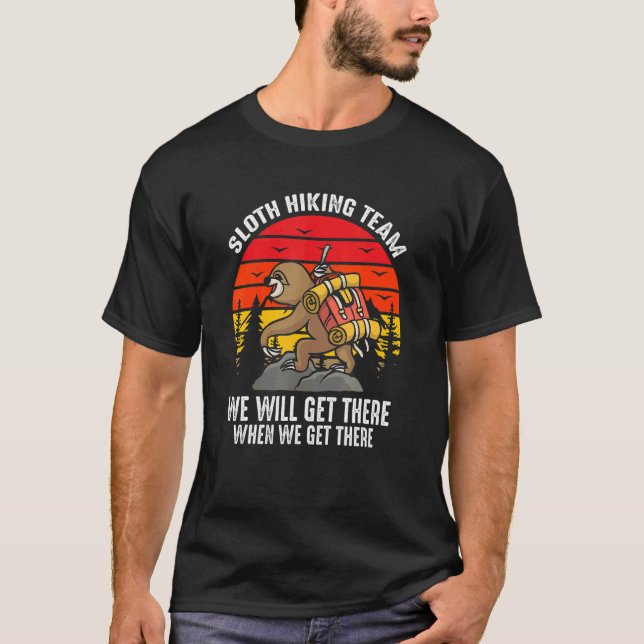 Camiseta Retro Sloth Hiking Team We'll Get There When We Ge (Frente)