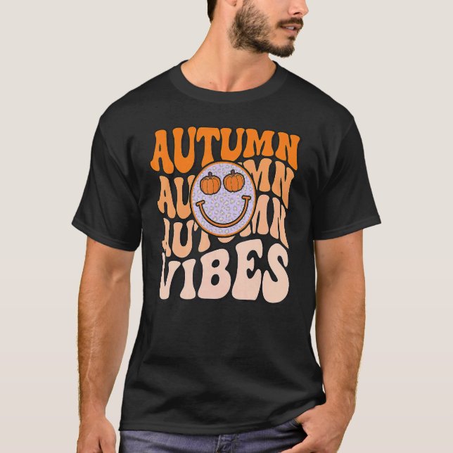 Camiseta Retro Smile Face Fall Vibes Pumpkin Autumn Thanksg (Frente)