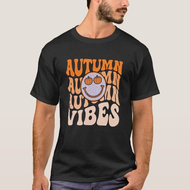 Camiseta Retro Smile Face Fall Vibes Pumpkin Autumn Thanksg (Frente)