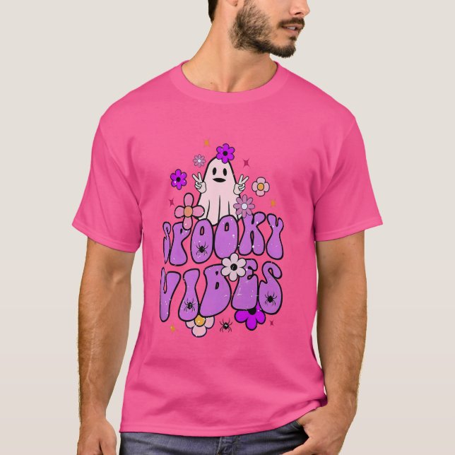 Camiseta Retro Spooky Vibes Ghost Flower Segurando Pumpkin  (Frente)
