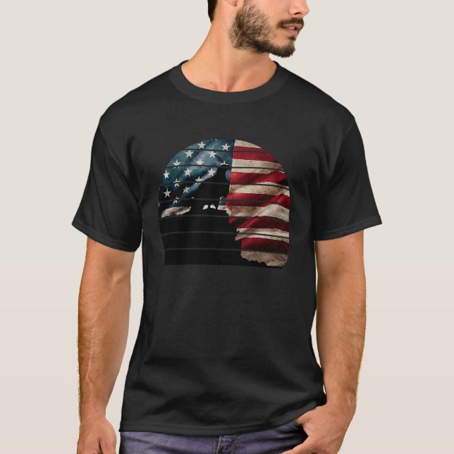 Camiseta Retro sunset bald eagle standing on cliff American (Frente)