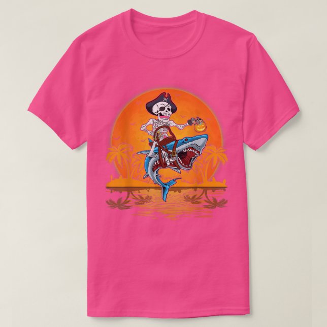 Camiseta Retro Sunset Skeleton Pirate Riding Shark Hallowee (Frente do Design)