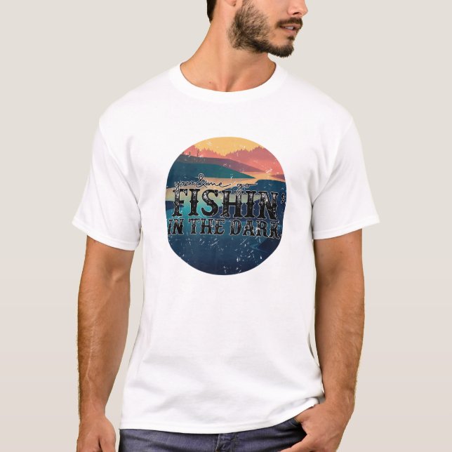 Camiseta Retro Sunset Você E Eu Vamos Pescar Nas Escuras (Frente)