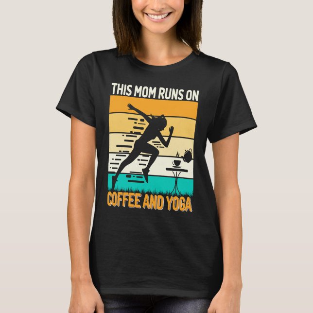 Camiseta Retro This Mom Runs on Coffee and Yoga Apparel  Yo (Frente)
