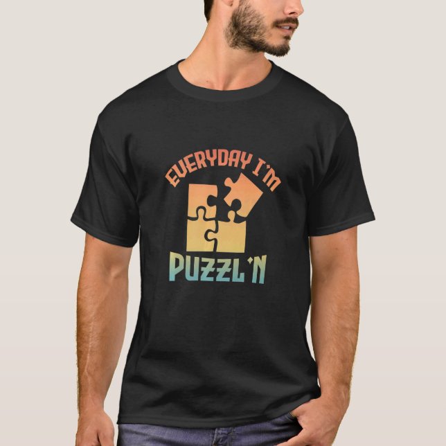 Camiseta Retro todos os dias sou Puzzl'n Jigsermmestre Queb (Frente)