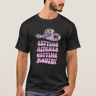 Camiseta Retro Wavy Getting Hitched Getting Rowdy Bachelore