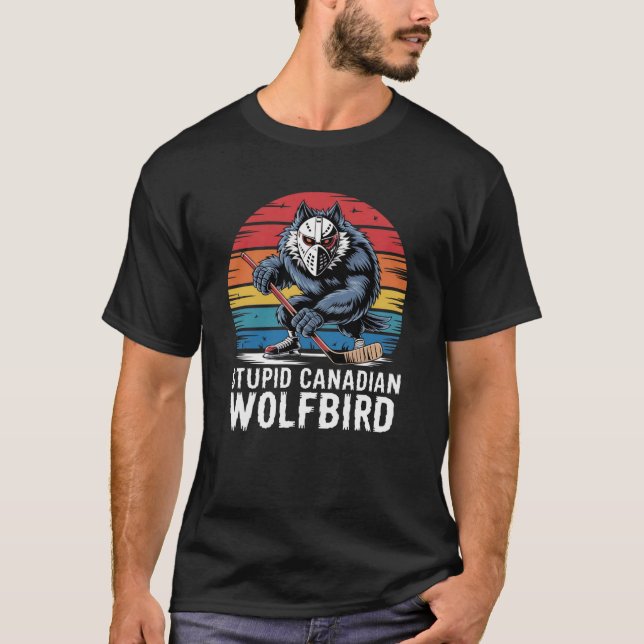 Camiseta Retro Wildlife Humor – Stupid Canadian Wolf Bird (Frente)