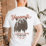 Camiseta Retro Yosemite National Park California Black Bear<br><div class="desc">Ready to embark on your next outdoor adventure? This Yosemite National Park t-shirt is a perfect choice. With a bold black bear and scenic forest landscape, this shirt will inspire you to explore and embrace nature. Unleash your inner explorer and don't miss out on this chance to bring the wilderness...</div>