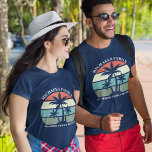 Camiseta Reunião familiar Summer Sunset Beach Palm Tree<br><div class="desc">Camisetas de férias de verão de reunião de família de verão bonitas para pai e avô vestirem em um cruzeiro ilha ou uma viagem à beira-mar tropical. Possui belas palmeiras em frente a um pôr do sol bonito. Camisetas personalizadas perfeitas para todos os homens de um grupo. Personalizar com o...</div>