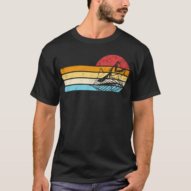 Camiseta Rezando Mantis Retro Sunset Entomologista Mantis (Frente)